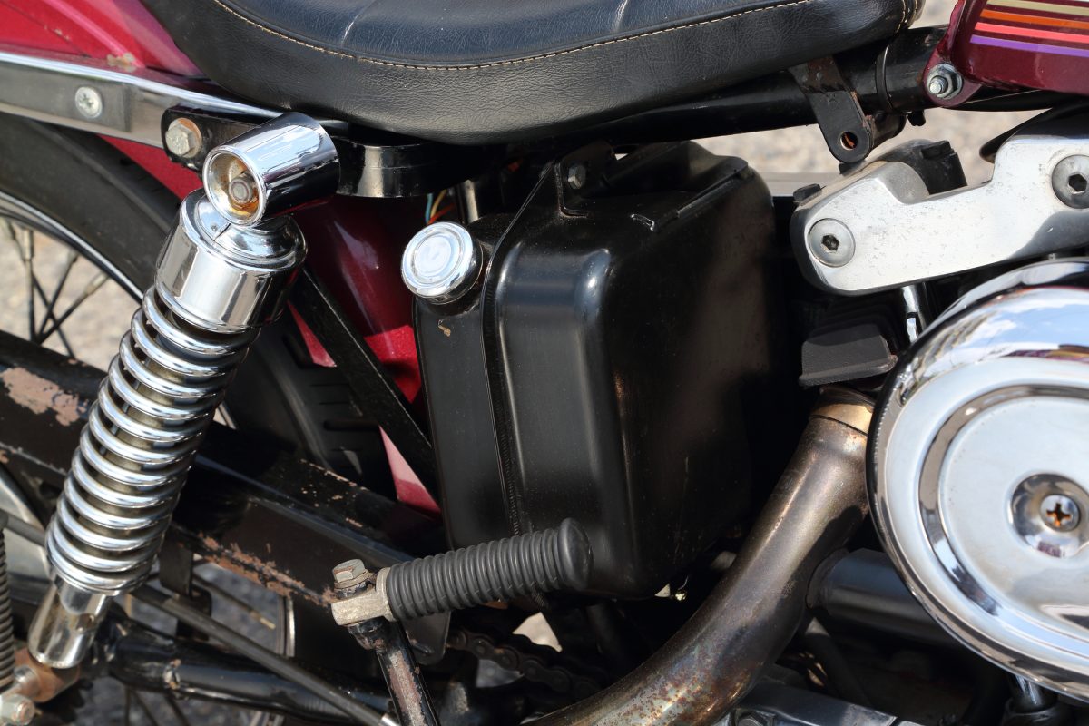 ハーレー　レインボータンク　Kフレーム　XLCH XLH AMF  75 レインボーカラーのスポーツスタータンク。 赤い方は'75年式XLH